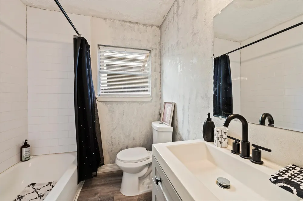 1427 Hankamer Street Pasadena, TX 77506