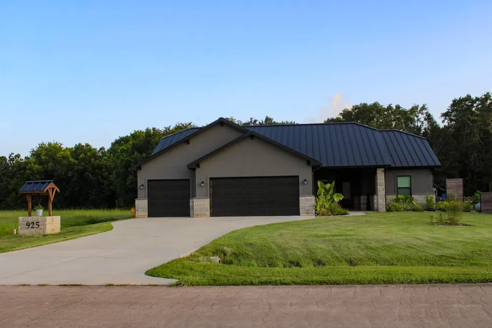 925 Chuckwagon Trail Angleton, TX 77515