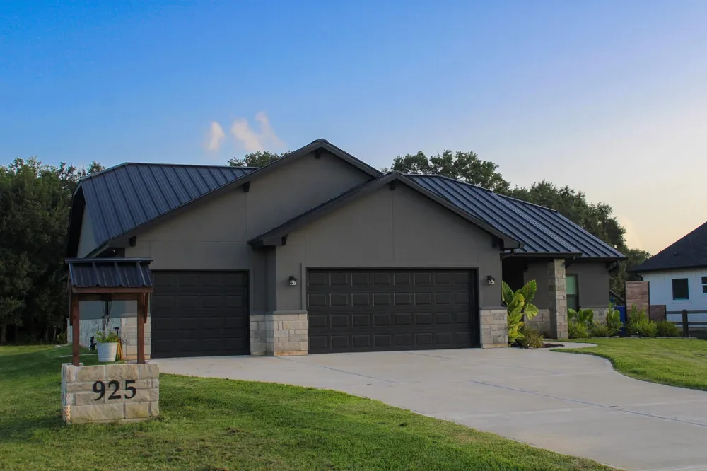 925 Chuckwagon Trail Angleton, TX 77515