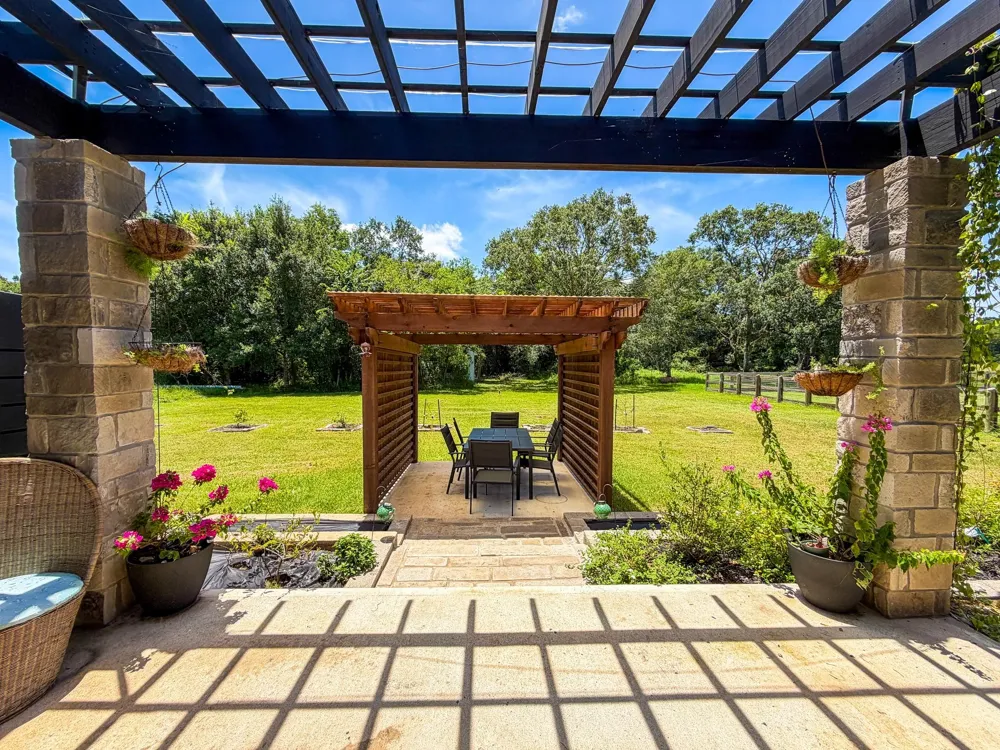 925 Chuckwagon Trail Angleton, TX 77515