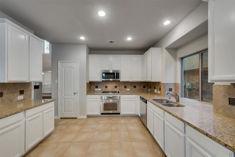 917 Tara Drive Burleson, TX 76028