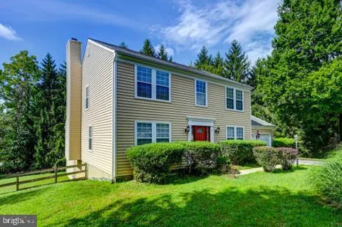 32 OLD CREEK COURT
