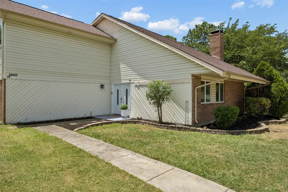 1600 Hartford Drive Carrollton, TX 75007