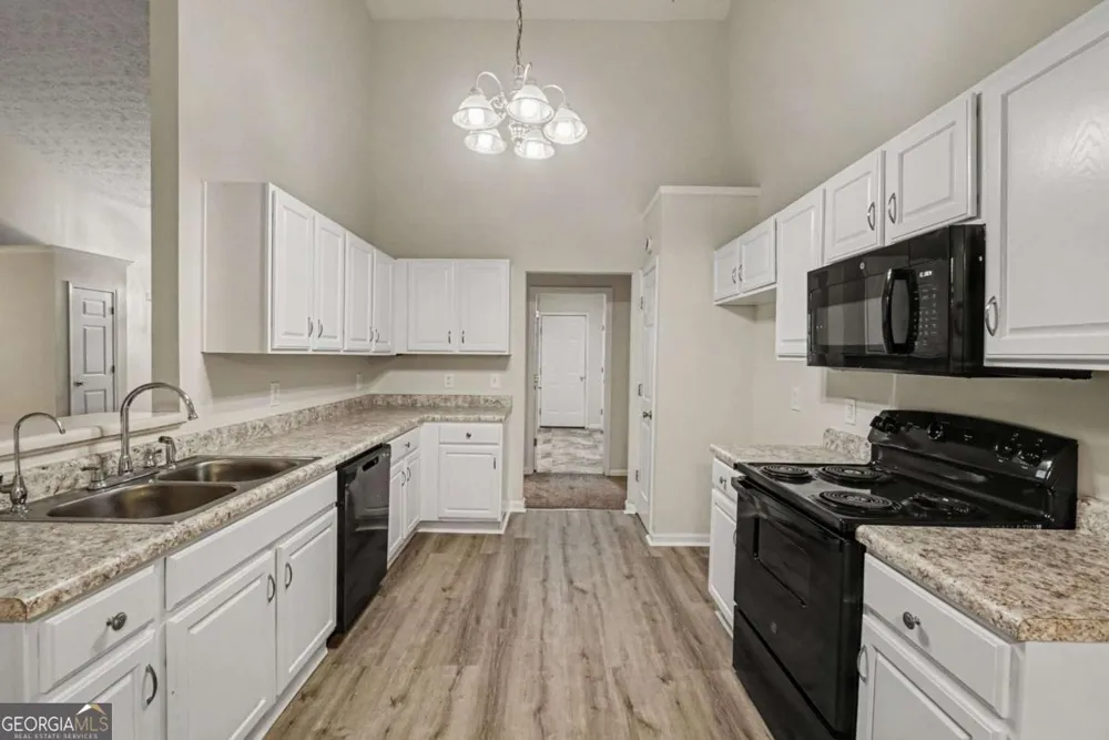 245 London LN Hiram, GA 30141