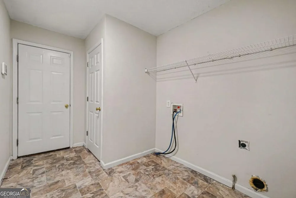 245 London LN Hiram, GA 30141