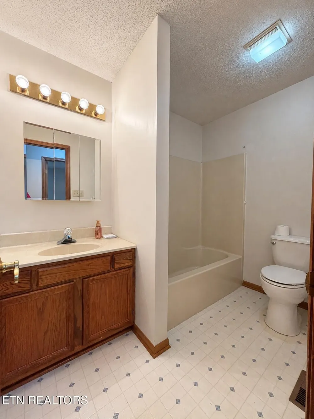 1456 Cattlemans Drive Lenoir City, TN 37772