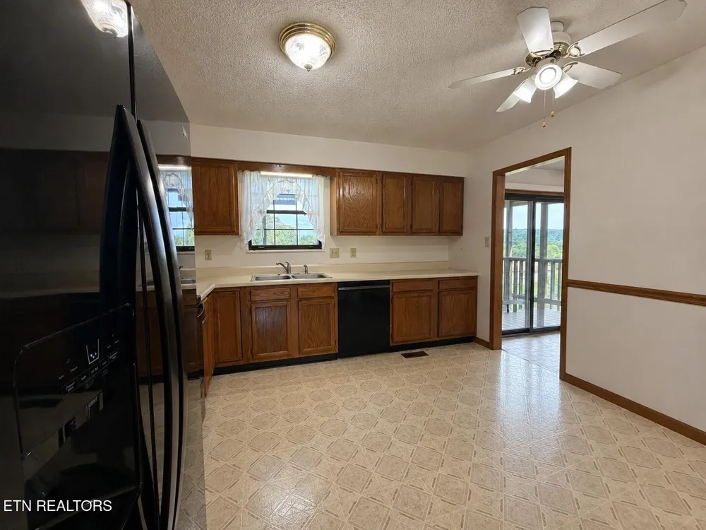 1456 Cattlemans Drive Lenoir City, TN 37772