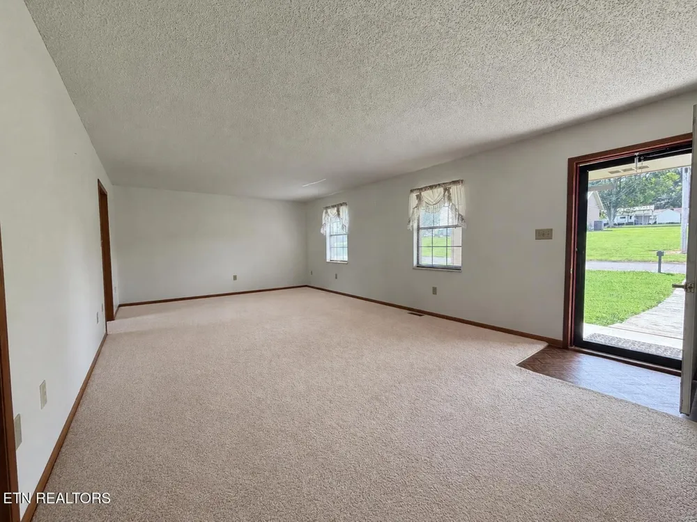 1456 Cattlemans Drive Lenoir City, TN 37772