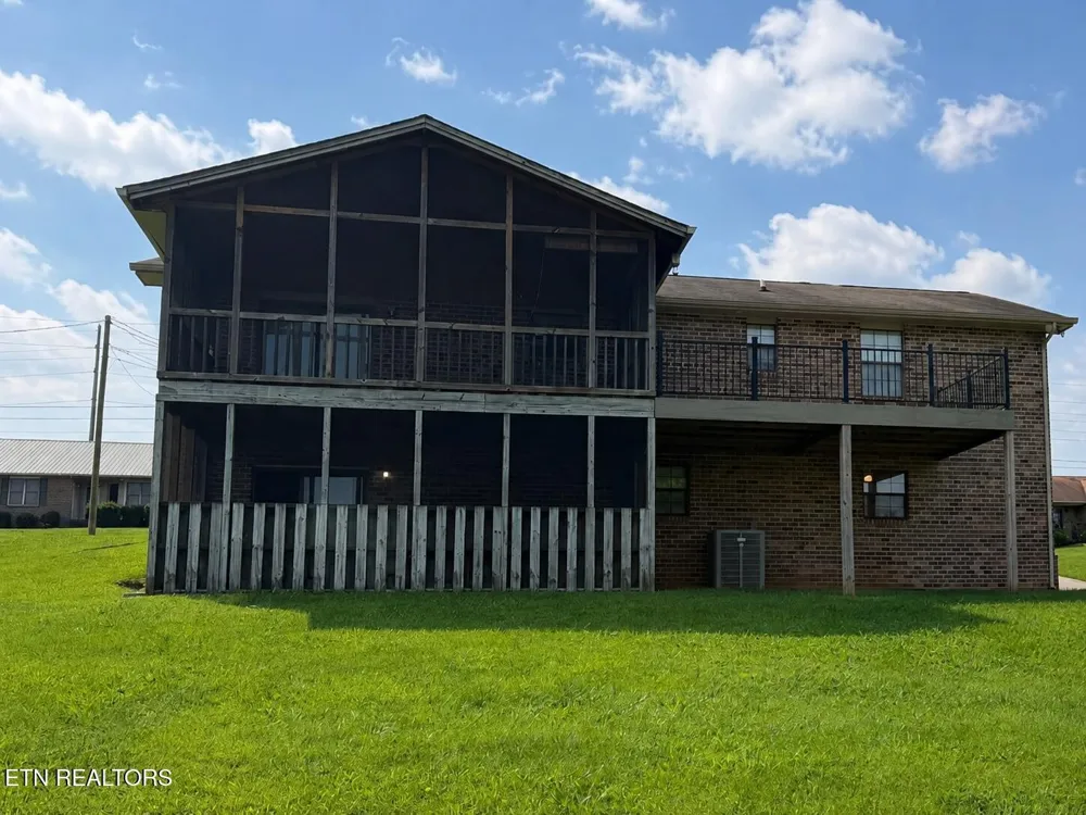 1456 Cattlemans Drive Lenoir City, TN 37772
