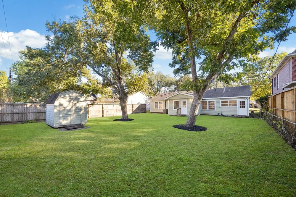 5122 Locust Street Bellaire, TX 77401