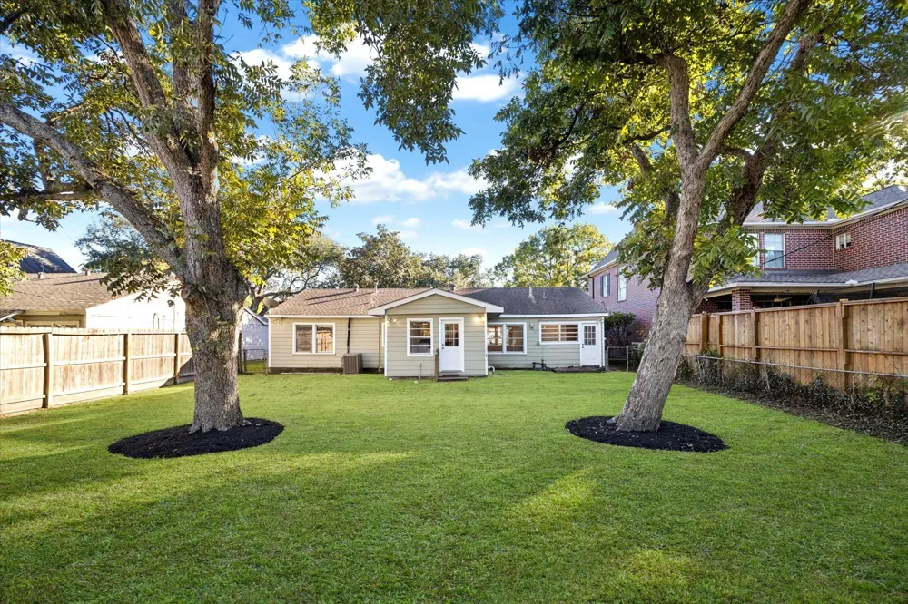 5122 Locust Street Bellaire, TX 77401