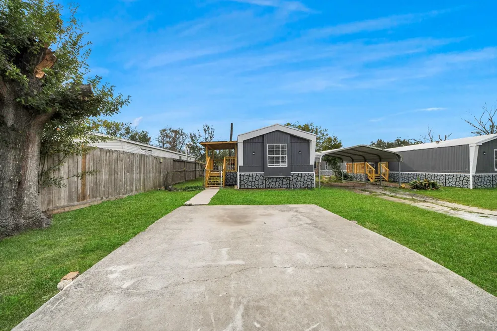 145 W Austin Avenue Pasadena, TX 77502