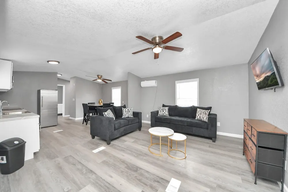145 W Austin Avenue Pasadena, TX 77502