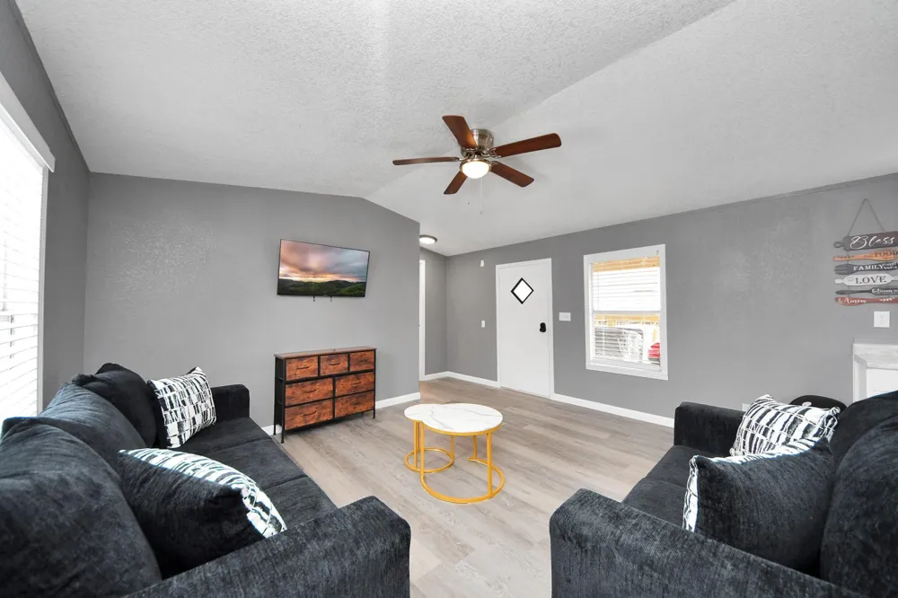 145 W Austin Avenue Pasadena, TX 77502