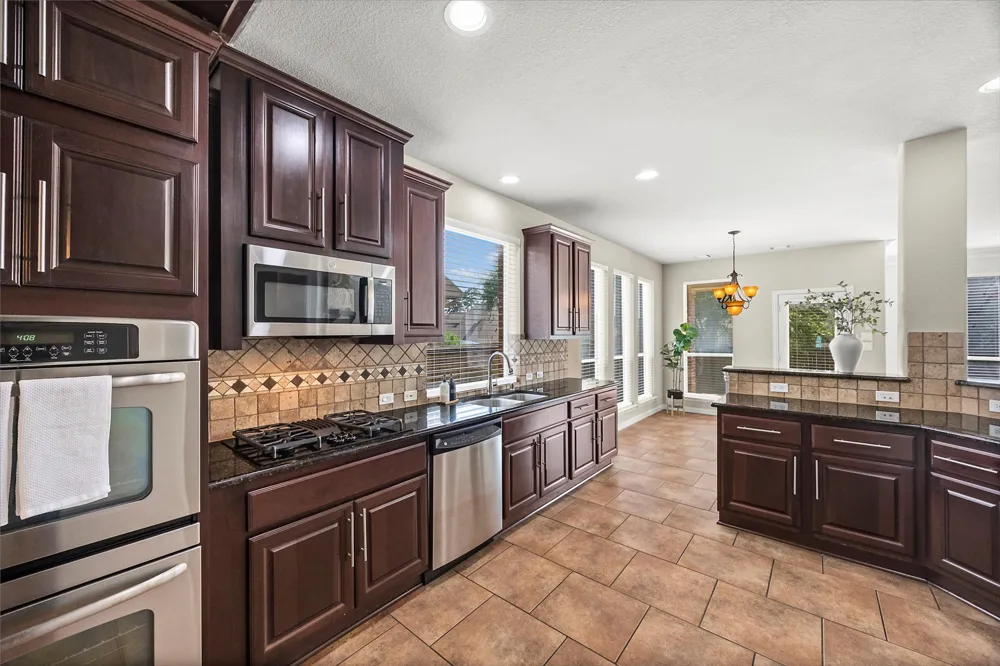 35 Woodmoor Place Magnolia, TX 77354