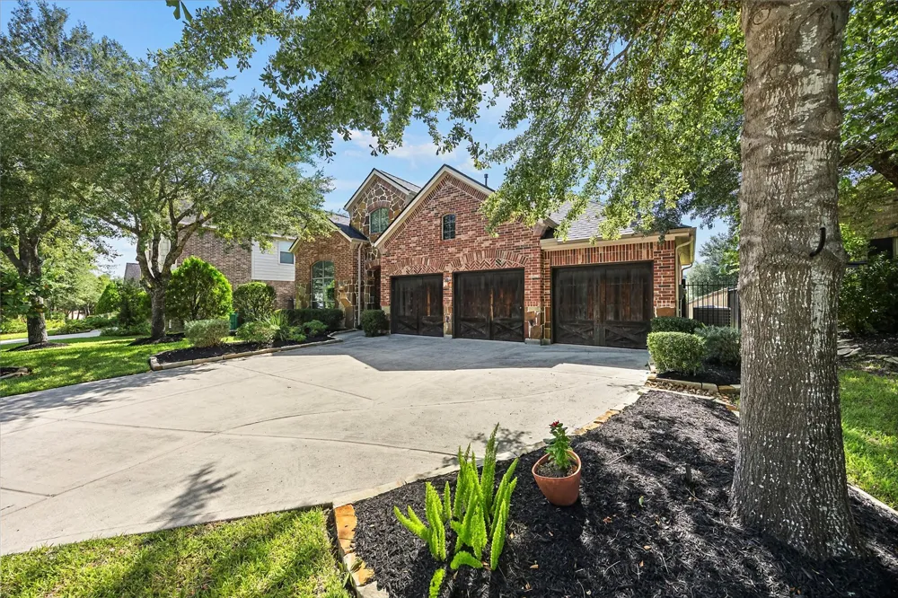 35 Woodmoor Place Magnolia, TX 77354