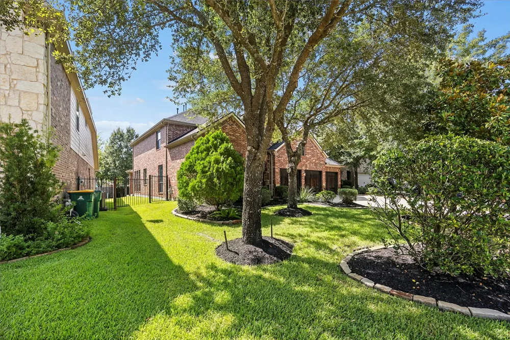35 Woodmoor Place Magnolia, TX 77354