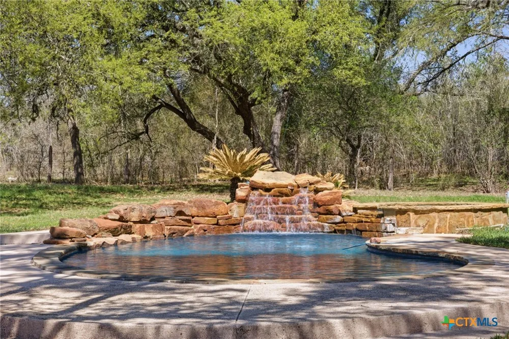 18335 Fm 86 Red Rock, TX 78662