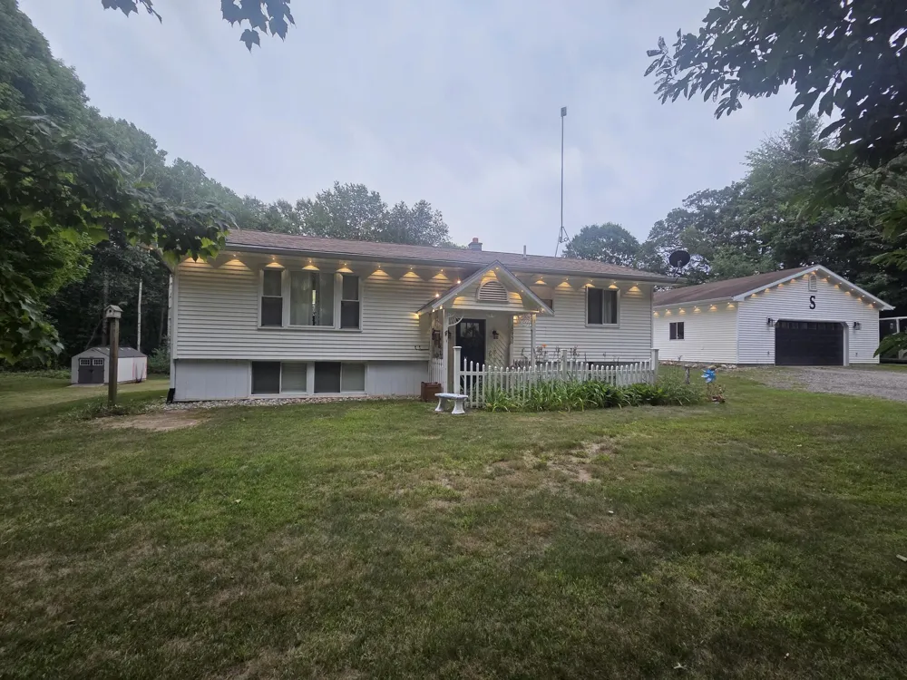 10950 Pine Grove Road NE Vestaburg, MI 48891
