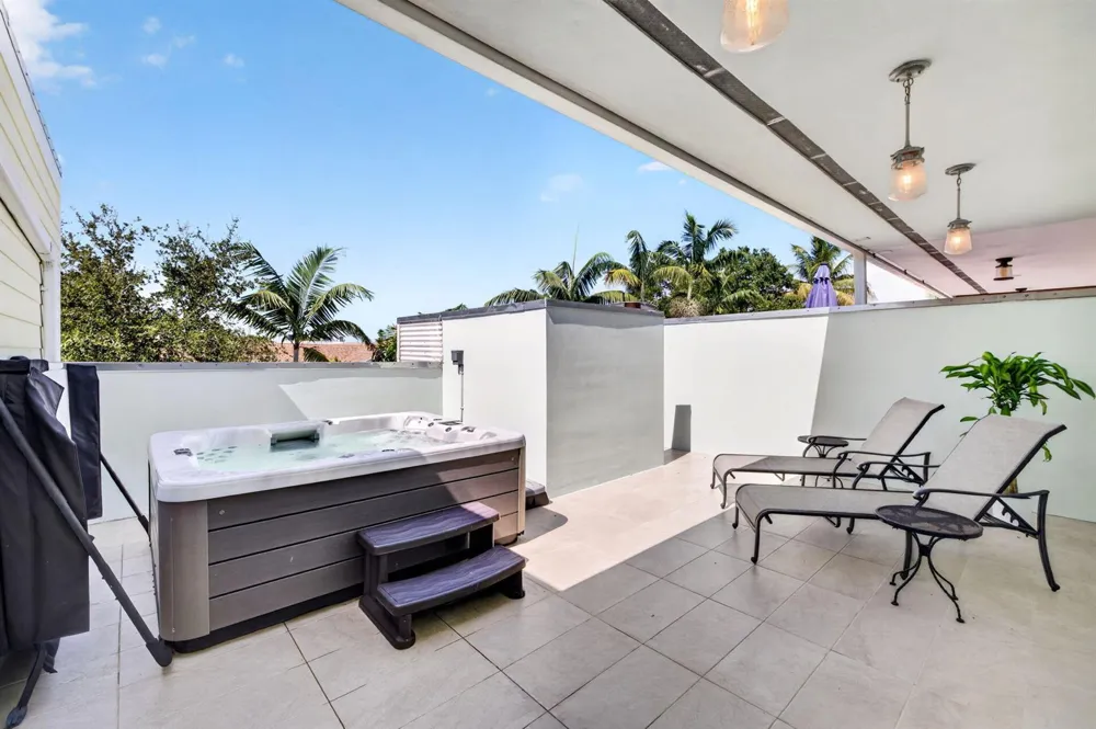 500 NE 17TH AVENUE Fort Lauderdale, FL 33301