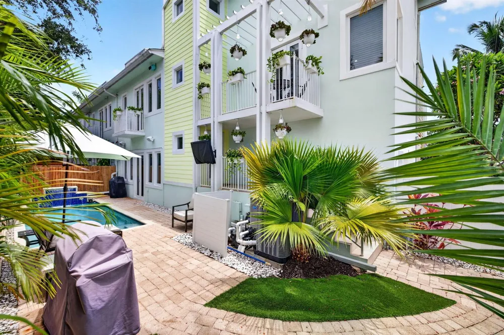 500 NE 17TH AVENUE Fort Lauderdale, FL 33301