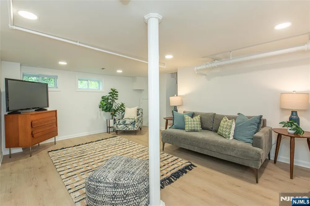 22 Euclid Place Montclair, NJ 07042
