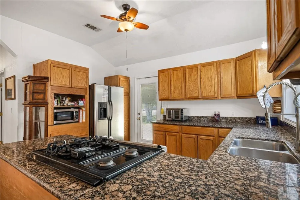 1206 W 8th St Caldwell, TX 77836