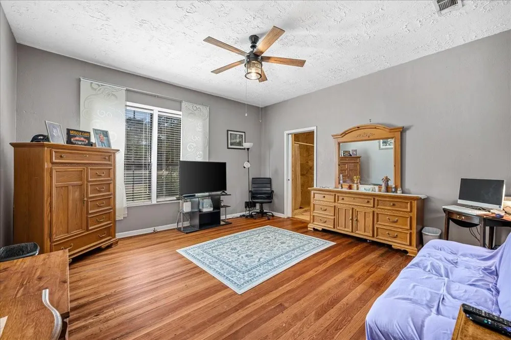 1206 W 8th St Caldwell, TX 77836