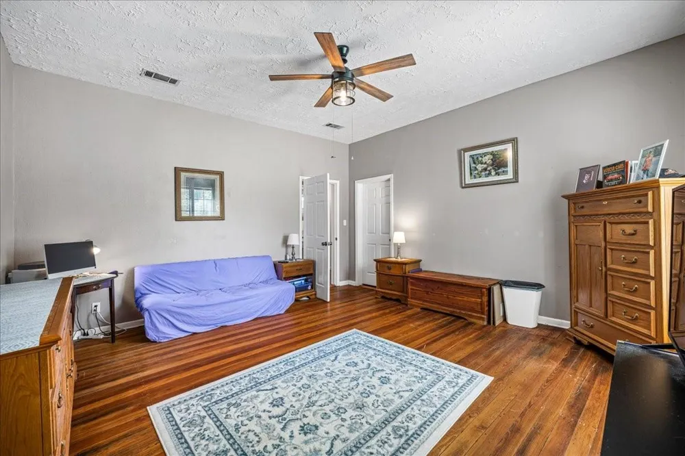 1206 W 8th St Caldwell, TX 77836