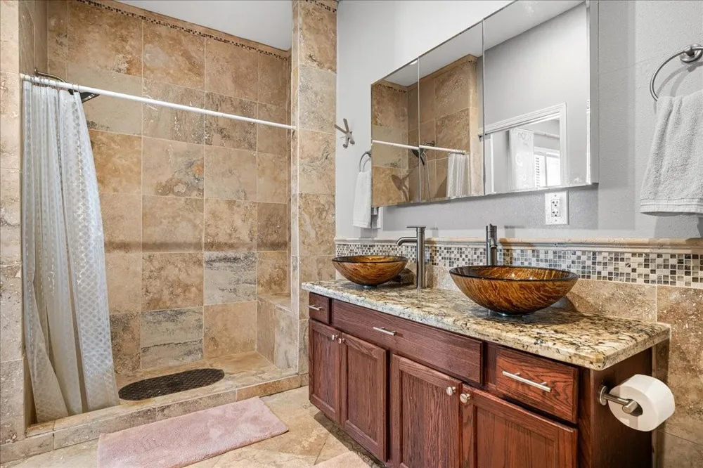 1206 W 8th St Caldwell, TX 77836