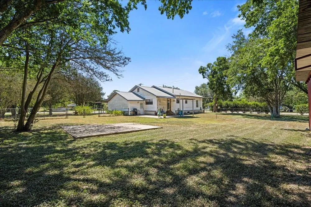 1206 W 8th St Caldwell, TX 77836