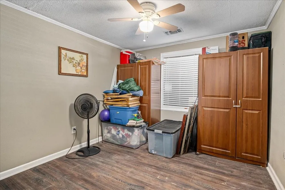 1206 W 8th St Caldwell, TX 77836