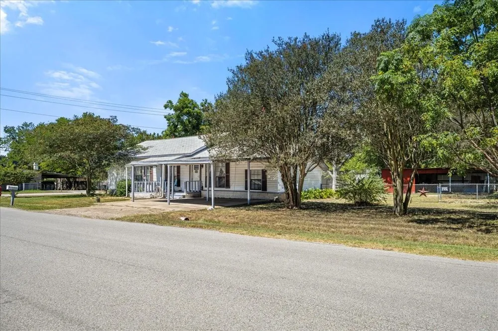 1206 W 8th St Caldwell, TX 77836