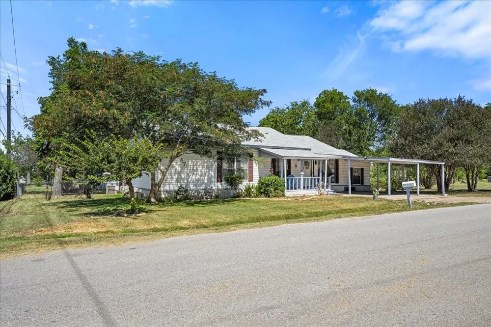 1206 W 8th St Caldwell, TX 77836