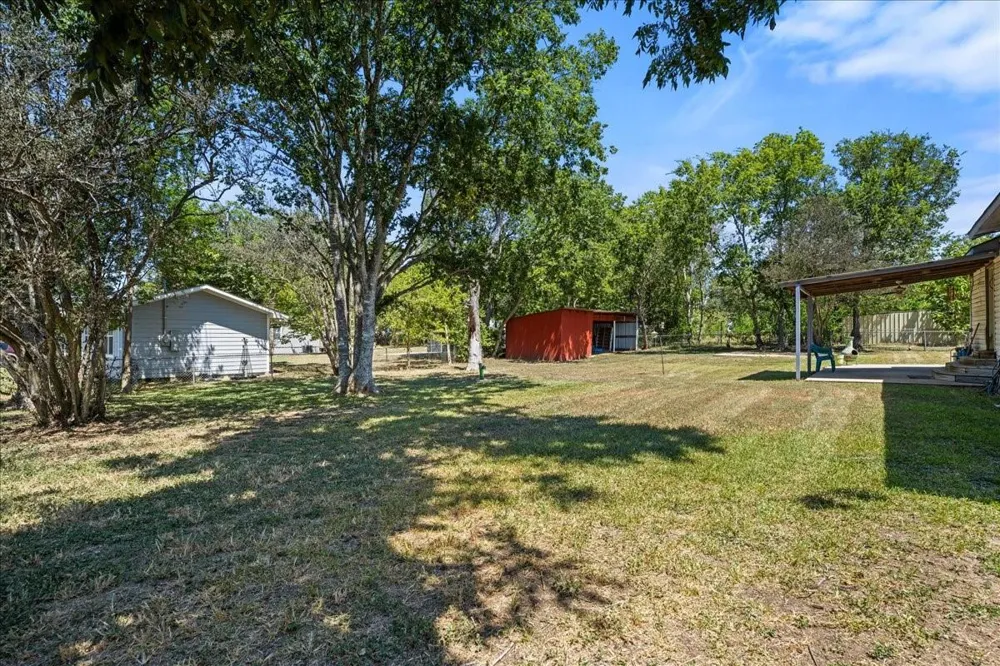 1206 W 8th St Caldwell, TX 77836