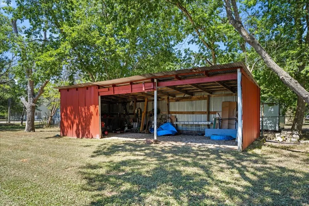 1206 W 8th St Caldwell, TX 77836