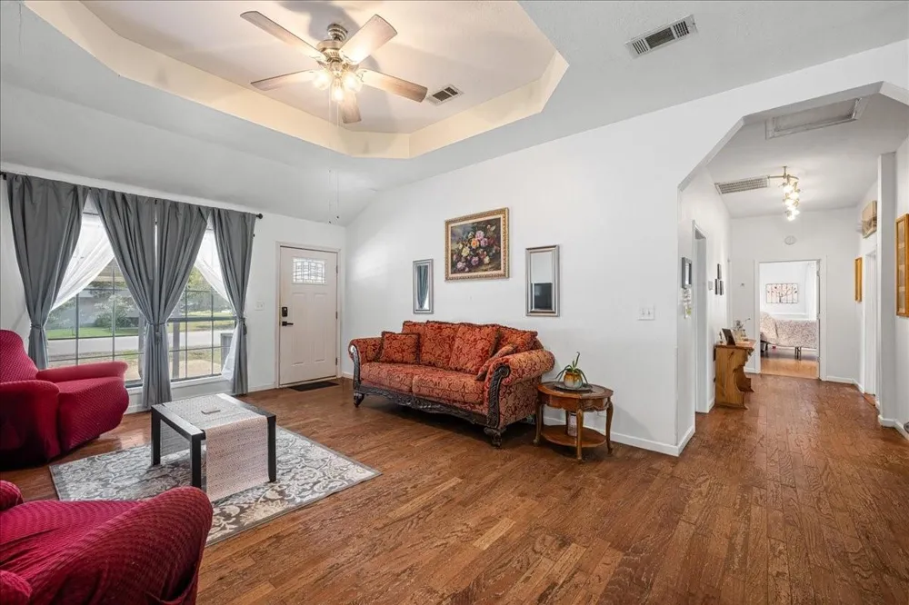 1206 W 8th St Caldwell, TX 77836