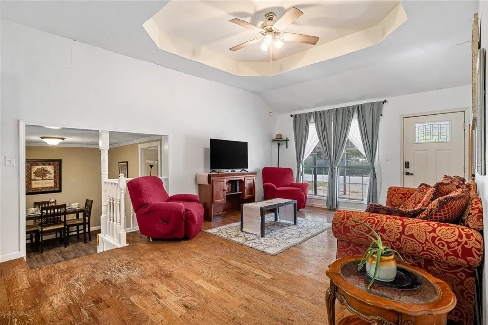1206 W 8th St Caldwell, TX 77836
