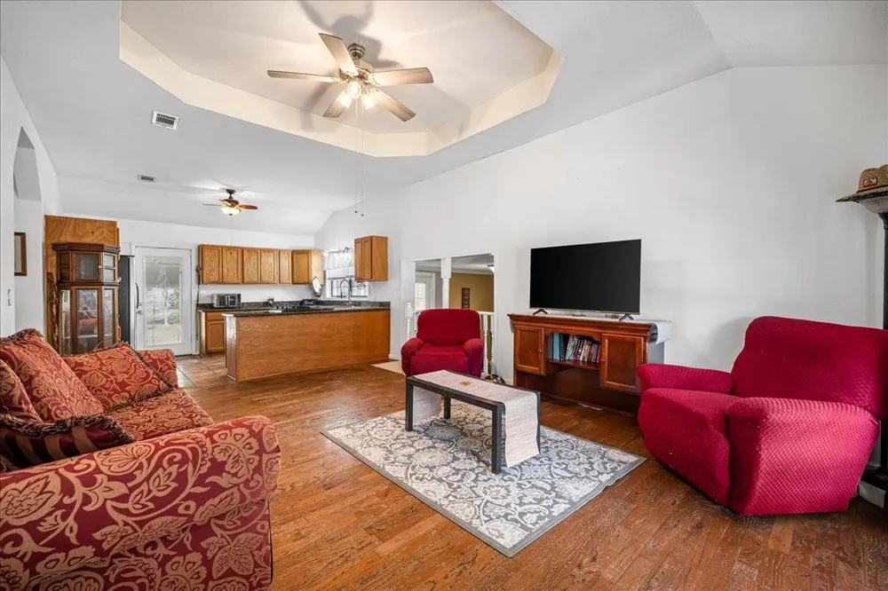 1206 W 8th St Caldwell, TX 77836