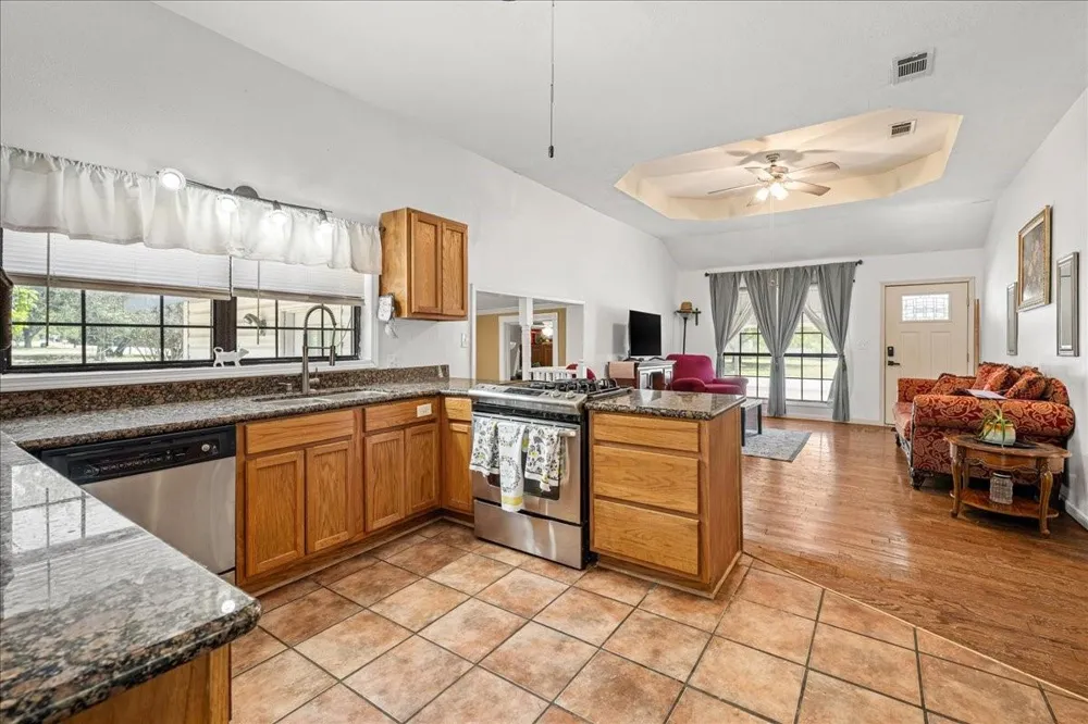 1206 W 8th St Caldwell, TX 77836