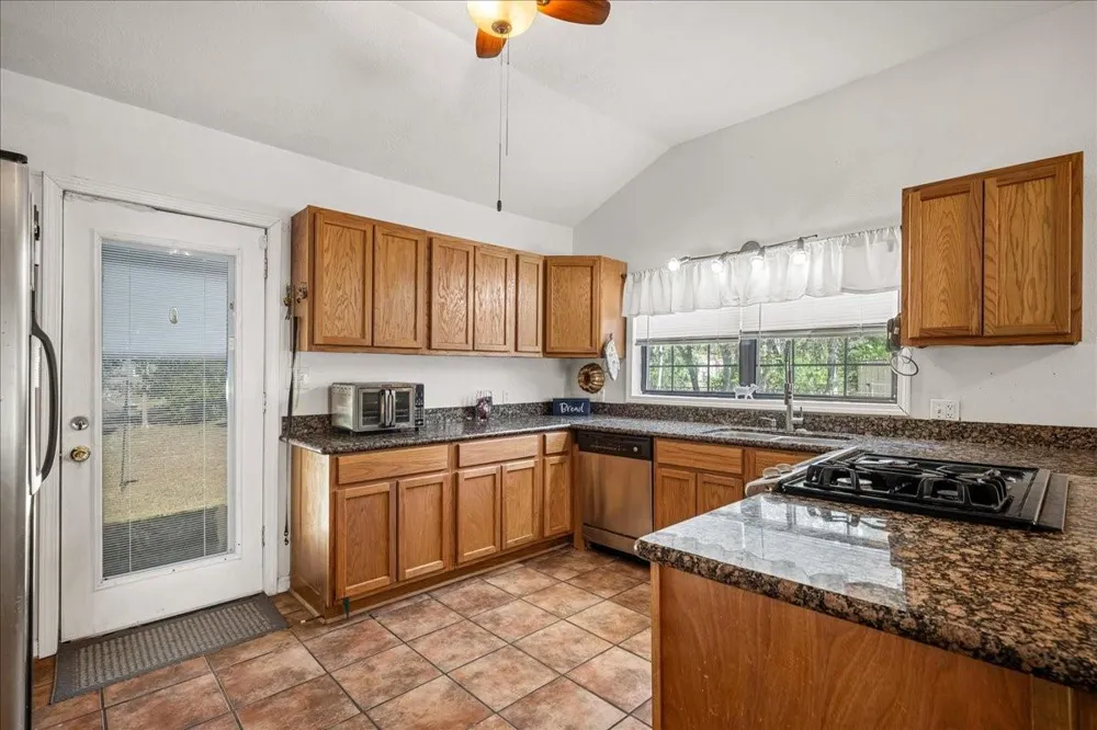 1206 W 8th St Caldwell, TX 77836