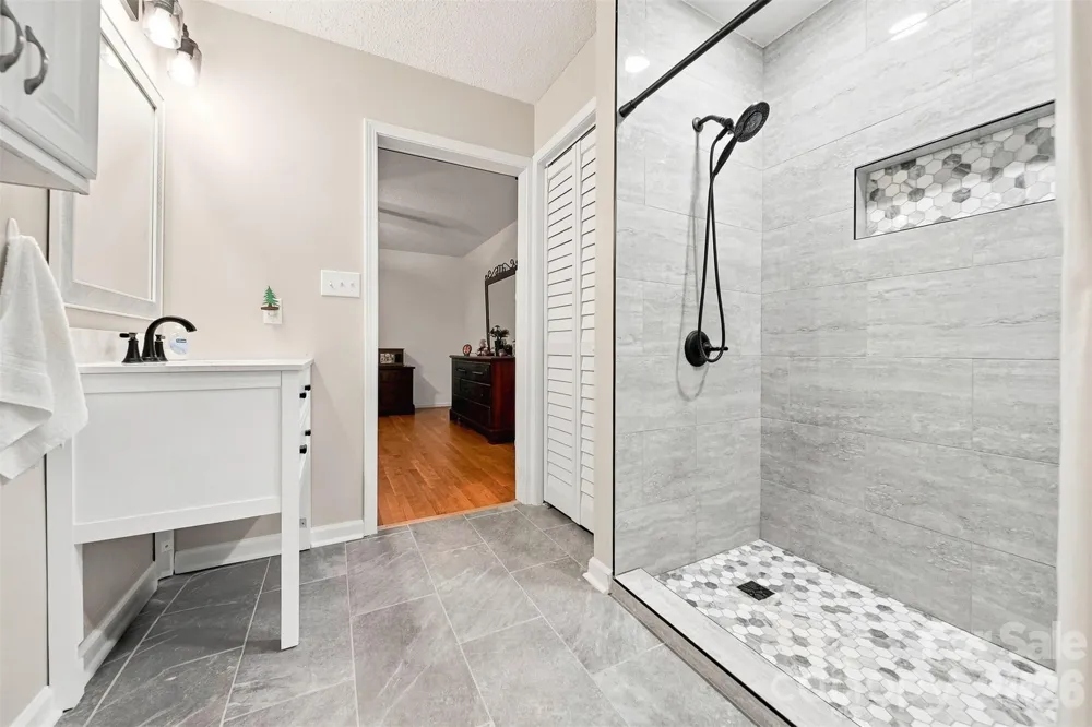 3933 MATTINGLY DRIVE Hickory, NC 28602
