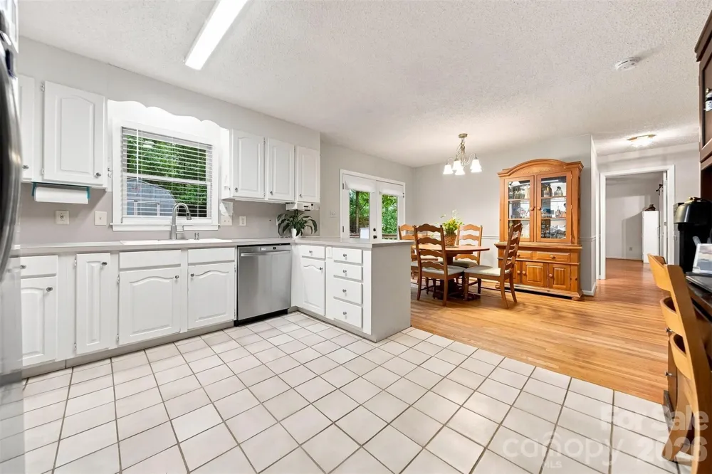3933 MATTINGLY DRIVE Hickory, NC 28602