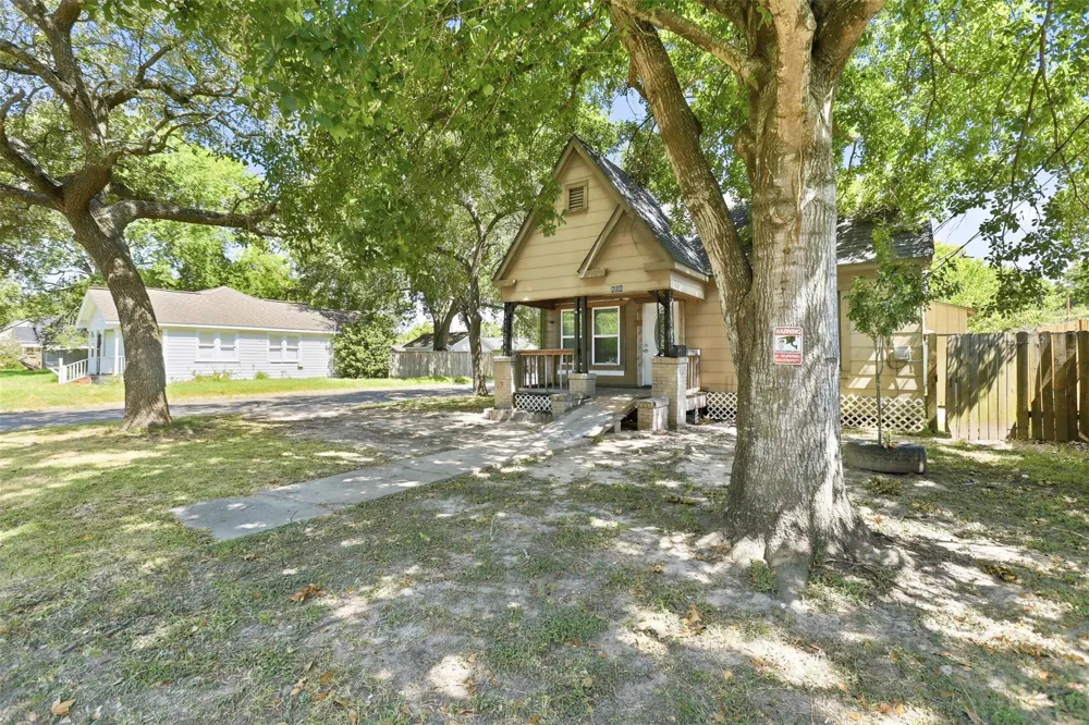 800 E Lobit Street Baytown, TX 77520