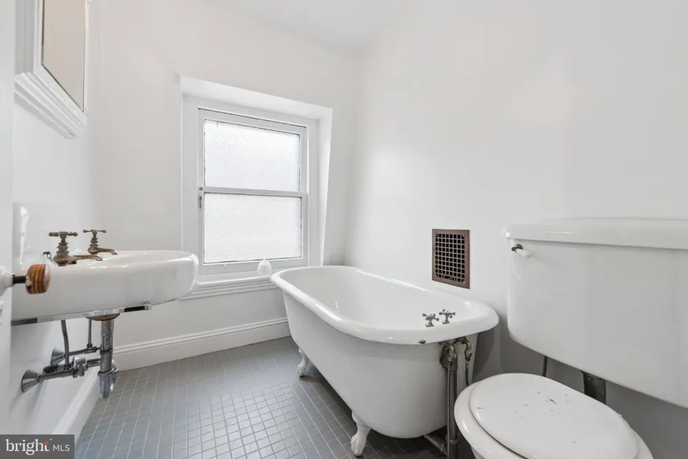 2218 LOCUST STREET Philadelphia, PA 19103