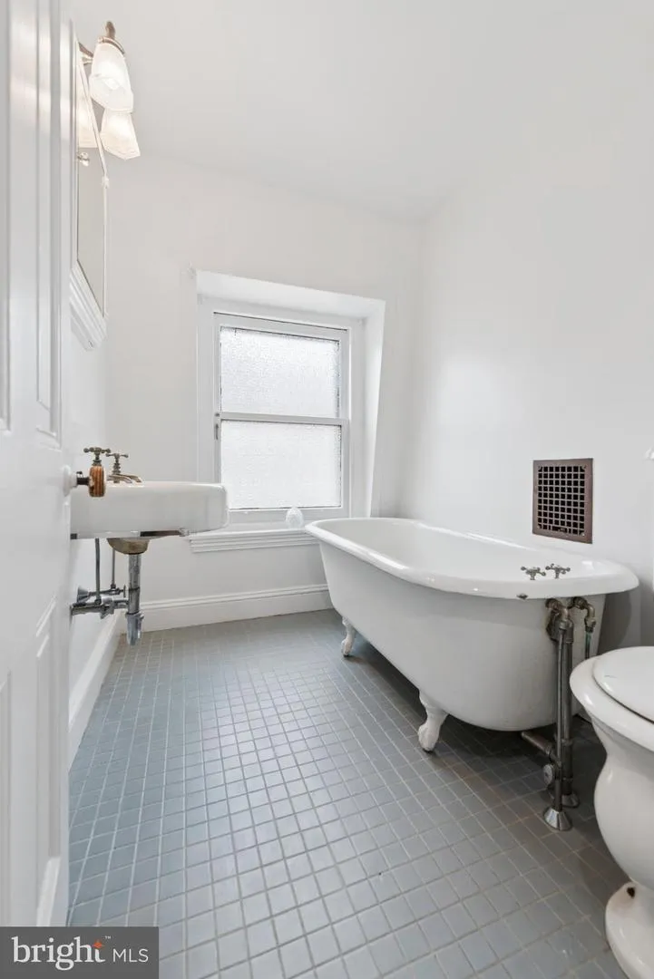 2218 LOCUST STREET Philadelphia, PA 19103
