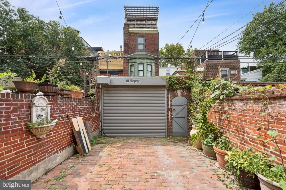 2218 LOCUST STREET Philadelphia, PA 19103