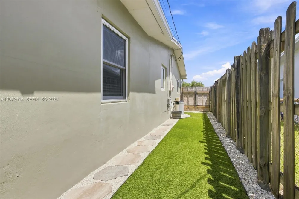 7640 NW 8th St Pembroke Pines, FL 33024
