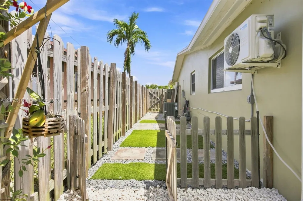 7640 NW 8th St Pembroke Pines, FL 33024