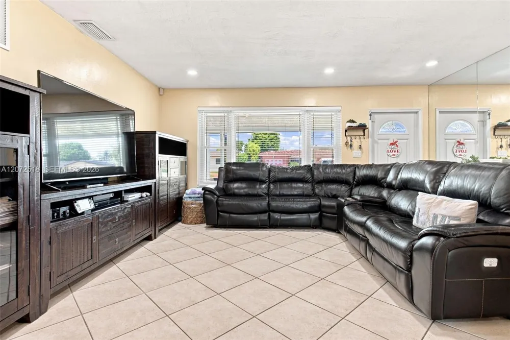 7640 NW 8th St Pembroke Pines, FL 33024
